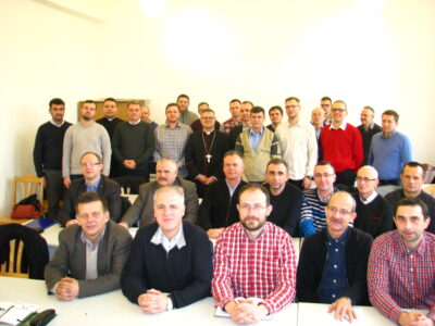 Spotkanie kandydatów na akolitów z ks. biskupem Wiesławem Śmiglem